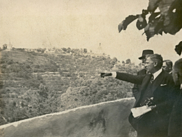 Starosta Znojma Josef Mareš ukazuje prezidentu Masarykovi výhled do údolí Dyje z hradního nádvoří znojemského hradu.