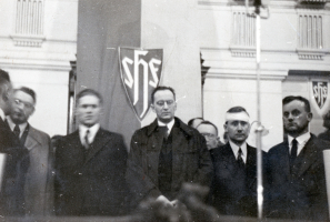 Volební shromáždění Sudetoněmecké vlastenecké fronty (SHF) v Německém domě ve Znojmě z 27. dubna 1935. Uprostřed v brýlích Konrad Henlein. foto: archiv Jihomoravského muzea ve Znojmě