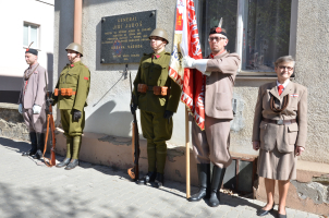 Čestnou stráž u pamětní desky generála Jiřího Jaroše tvořili členové  Klubu policejní historie Brno a Tělocvičné jednoty Sokol Znojmo.
