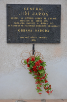 Pamětní desku hrdiny hrdinovi druhého odboje generála Jiřího Jaroše dnes najdete na domě číslo 26 ve znojemské Jarošově ulici.