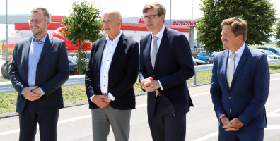 Místostarosta Těšetic Zdeněk Nekula, náměstek hejtmana Jihomoravského kraje Jiří Crha, ministr dopravy Martin Kupka a generální ředitel Ředitelství silnic a dálnic Radek Mátl