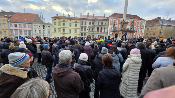 Na podporu prezidenta Petra Pavla se ve Znojmě sešly stovky lidí. foto: Gabriela Bartošová