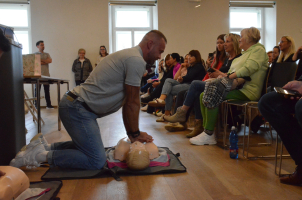 Marek Dvořák předvádí resuscitaci na figuríně.