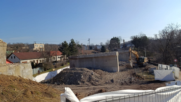 Stará mostní konstrukce v Dobšicích je už odstraněna. foto: -stano-