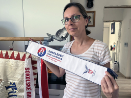 Karolína Šeneklová ukazuje pamětní stuhu, kterou při slavnostním nástupu v Brezové pod Bradlom dekorovali mladší žáci tamní jednoty sokolské prapory. foto: -MEM-