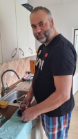 I v těžkých chvílích je třeba se smát. Pavel Dušek v kuchyni náhradního bytu, který jim poskytla znojemská radnice.