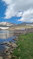Jezero Kari pod v současnosti nejvyšší arménskou horou Aragac s výškou přes 4 000 metrů nad mořem. Ararat je ještě o tisíc metrů vyšší.