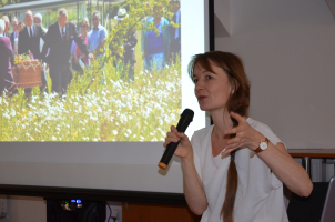 Blanka Javorová, obřadnice ze spolku Ke kořenům a spoluzakladatelka přírodního hřbitova Les vzpomínek.