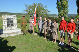Mladí členové Tělocvičné jednoty Sokol Znojmo u pomníku Otmara Chlupa.