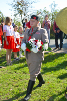 Za TJ Sokol Znojmo položil květiny u Chlupova pomníku Pavel Šenekl.