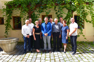 Franz Longin, mluvčí Svazu Jihomoravanů v Německu, Wolfgang Daberger, Adelheid Bender-Kleinová, oba za střední a mladou generaci Svazu Jihomoravanů, Volker App, sekretář svazu, Jakub Malačka, starosta města Znojma, Hans-Günter Grech, předseda Kulturního s