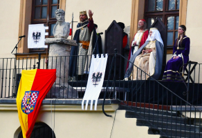 Přemysl Otakar, král český, prohlašuje Znojmo královským městem a dává mu celou řadu výhod.