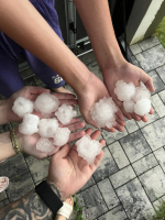 V Hlubokých Mašůvkách padaly kroupy o velikosti pěsti. Foto: Karolína Procházková