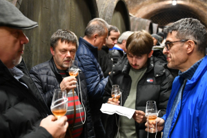 Víno je vždy příležitostí k diskusím.