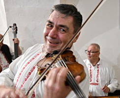 Tóny houslí k vínu prostě patří.