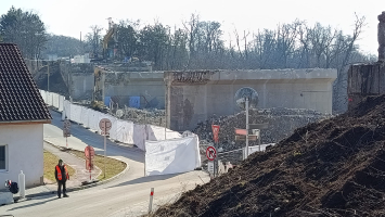 Stará mostní konstrukce v Dobšicích je už odstraněna. foto: -stano-