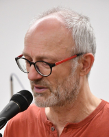 Zpěvák, písničkář, hudebník a nezaměnitelný karikaturista Miroslav Kemel. Foto: -eis-