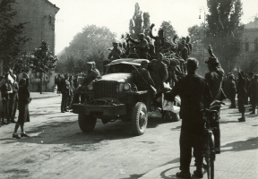 Příjezd příslušníků sovětské 106. gSD z 9. gardové armády na Mariánské náměstí ve Znojmě. Vojáci jedou na americkém vozidle Studebaker. Z fotoarchivu JMM