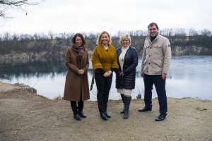 Místostarostka Mikulova Petra Korlaar, europoslankyně Danuše Nerudová, starostka Mašovic Martina Pelánová a předseda STAN na Znojemsku Jakub Krainer u Mašovického lomu.