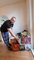 Pavel Dušek vánoční dárky pečlivě otřel od prachu, aby si je vnoučata mohla vyzvednout.