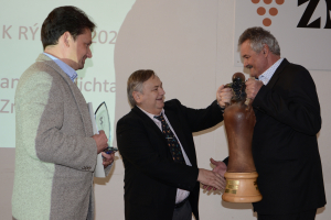 Cena pro šampiona výstavy, předává místostarosta Znojma Jiří Kacetl a předseda Sdružení znojemských vinařů Jiří Dočekal