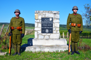 Členové brněnského Klubu vojenské historie drží čestnou stráž u pomníku Otmara Chlupa.