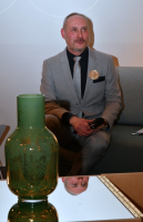 Starosta Znojma František Koudela s vázou se zlaceným motivem ilustrace malého Prokopa Diviše. Výtěžek z prodeje bude určen na podporu dětí potřebujících pomoc.