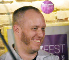 Technicky skvěle vybavený Jakub Zomer raději při koncertech nepije.