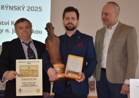 Předseda Sdružení znojemských vinařů Jiří Dočekal, Radovan Kovařík a starosta města Znojma František Koudela.