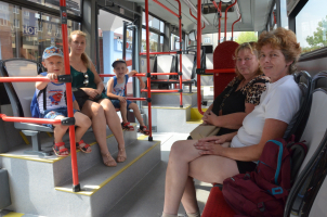 První srpnovou neděli odvezl centrum bus pětičlennou skupinku návštěvníků z Třebíčska. O nějaké dopravě od nádraží do centra města, navíc zdarma, neměla ani potuchy.