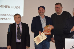 Předseda Sdružení znojemských vinařů Jiří Dočekal, zástupce z vinařství Weingut Sonnenhügel Unterretzbach, které získalo ocenění nejlepší zahraniční nejlepší víno a senátor Tomáš Třetina.