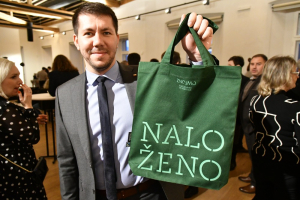 Místostarosta Jakub Malačka představuje „naloženou“ tašku.