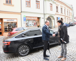 Ministra pro místní rozvoj Petra Kulhánka (vlevo) ve Znojmě přivítal místostarosta města Jiří Kacetl.