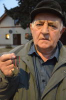 Podplukovník Libor Plíšek ve výslužbě ukazuje pamětní medaili „Za věrnost 1939 - 1945“, kterou obdržel v roce 1996 od Českého svazu bojovníků.