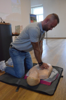 Marek Dvořák předvádí resuscitaci na figuríně.