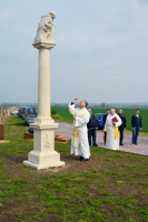 Zrestaurované soše požehnal znojemský děkan Jindřich Bartoš a místní farář Jaromír Kárník. Foto: -eis-