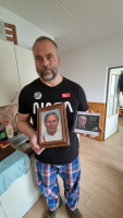 Fotografie otců zůstaly bez škrábnutí, nyní jsou na čestném místě v náhradním bytě pana Duška.