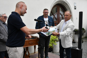 Starosta Znojma František Koudela křtí knihu znojemským sektem.