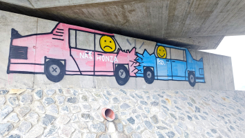 Takto ikonicky vystihl před pár roky znojemský streetartový umělec Keim letité snahy o dostavbu obchvatu před Znojmem. Tehdy jako starosta „narazil“ Jan Grois. Kolik starostů při snahách o dostavbu obchvatu ještě „narazí?“ foto: -bur-