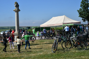U sochy Ecce homo nad chvalovickou uličkou bylo místo setkání mnoha desítek cyklistů. foto: -eis-