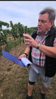 Aleš Šilhánek ze Slavkova mezi vinicemi Načeratického kopce