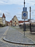 Značka pěší zóny těsně za vjezdem na Masarykovo náměstí. foto: -eis-