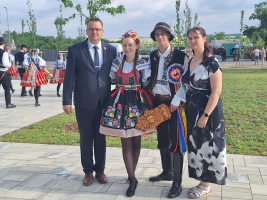 Jiří Čada, starosta Božic, Marie Řezáč, letošní stárková, Dominik Čada, stárek, a Ivana Čadová.