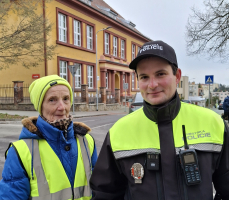Marcela Bršlicová s Petrem Němcem, strážníkem Městské policie Znojmo na přechodu u Jubilejního parku. foto: Šárka Novotná
