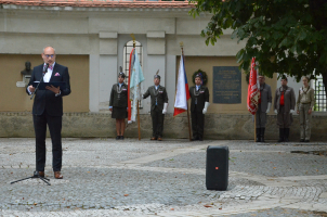 Čestnou stráž tvořila trojice členů Orla, dva Sokolové a jedna skautka.
