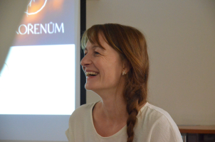 Blanka Javorová, obřadnice ze spolku Ke kořenům a spoluzakladatelka přírodního hřbitova Les vzpomínek.