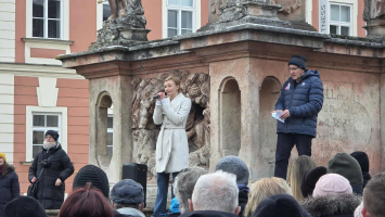 Na mítinku zazpívala státní hymnu herečka a znojemská rodačka Nikol Kratochvílová. foto: Gabriela Bartošová