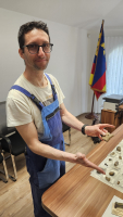 Mgr. Peter Tóth, PhD. odborný asistent Ústavu archeologie a muzeologie Masarykovy univerzity naznačuje, jak mohla být před rozbitím veliká tato plastika Venuše.