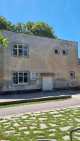 Fasáda školy je opravdu černou estetickou kaňkou.