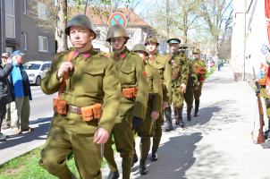 Nástup mužů z Klubu policejní historie Brno v prvorepublikových vojenských uniformách.